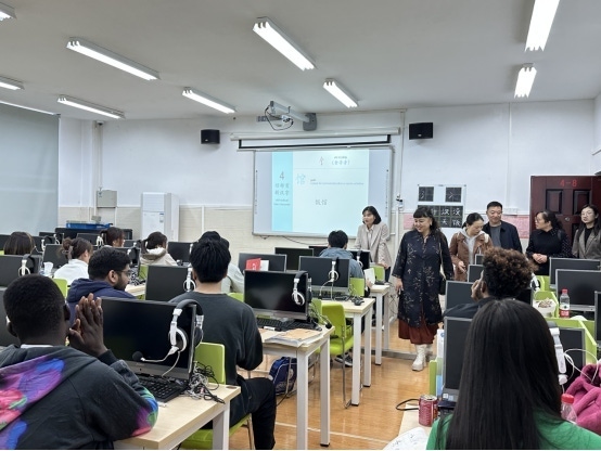 图3:考察国际学生课堂.jpg